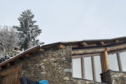 Una dona retirant neu a Sispony