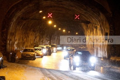 Vehicles posant les cadenes al túnel de Sant Antoni