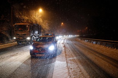 Cues de vehicles ahir al vespre a causa de la neu.