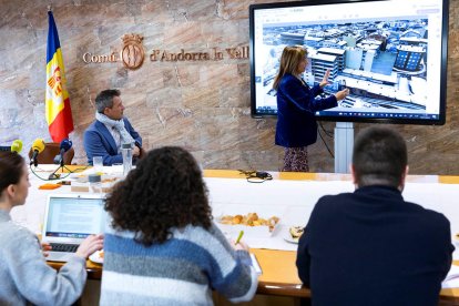 Marsol, ahir mostrant als periodistes una imatge de la parcel·la del Cedre.