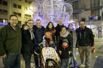 Els membres de l'associació celebrant el reconeixement.