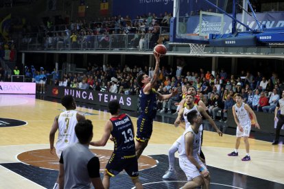 Juan Rubio, en una acció ofensiva contra el Juaristi, ahir.