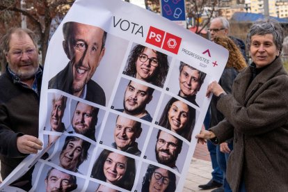 Font i Vela amb el cartell de la llista nacional a Escaldes.