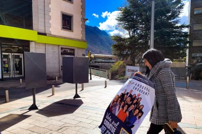 Carine Montaner durant la penjada de cartells.