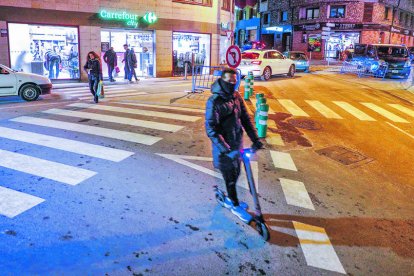 Vehicles accedint ahir de pujada al carrer Santa Anna.