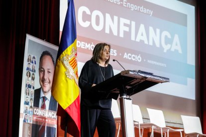 Trini Marín durant la reunió de poble d'ahir a la sala d'actes del comú d'Escaldes.
