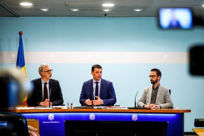 El ministre Jordi Gallardo amb Èric Bartolomé i Josep Pujol a la roda de premsa d'ahir.
