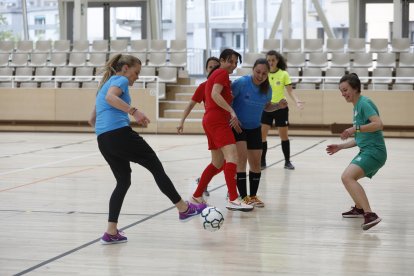 Partit amistós per fomentar la pràctica del futbol entre les dones