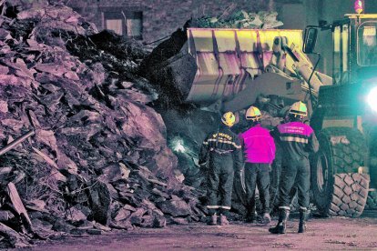 Una excavadora treballant en la retirada de les roques.