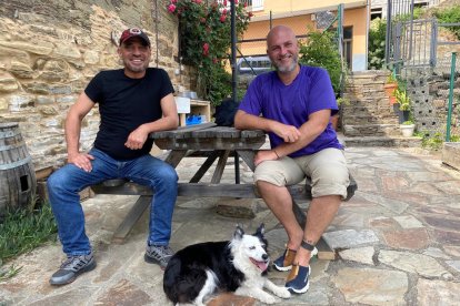 En Micky, a la dreta, ha fet servir el GPS i algunes rutes publicades per ubicar-se.