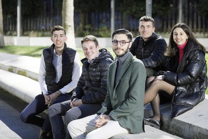 Els cinc candidats a la plaça del Poble.