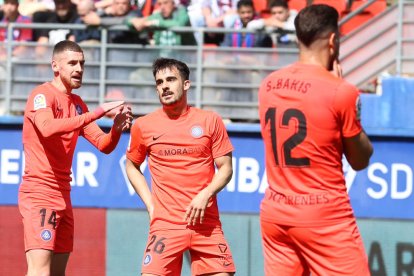 Sergio Molina, Diego Pampín i Sinan Bakis, en un moment del partit d'ahir a Ipurua.