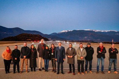 Les autoritats, durant l'encesa de l'enllumenat de l'aeroport d'Andorra-la Seu d'Urgell.
