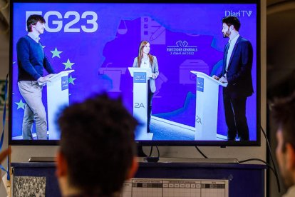 Periodistes del Diari mirant el debat cara a cara de Diari TV.