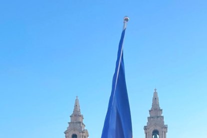 Els banderers, Nahuel Carabaña i Nàdia Tudó, abans de la cerimònia.