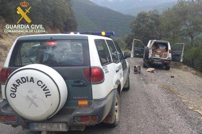 Un vehicle de la guàrdia civil durant l'actuació.