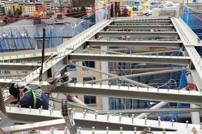Uns operaris de la construcció.