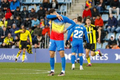 Bebé celebrant, al fons, el gol de la victòria del Reial Saragossa davant la desesperació de Bakis i Iván Gil, ahir.