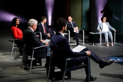 Els sis candidats ahir al Consell General durant el debat de RTVA.