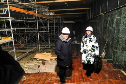 Els cònsols, ahir durant la visita a les obres del Centre Cultural.