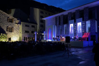 Un moment del concert a la plaça del Consell.