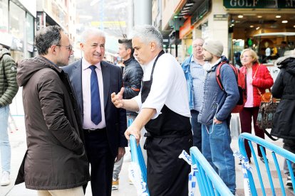 Xavier Espot i Josep Maria Cabanes xerrant amb el xef Nandu Jubany.