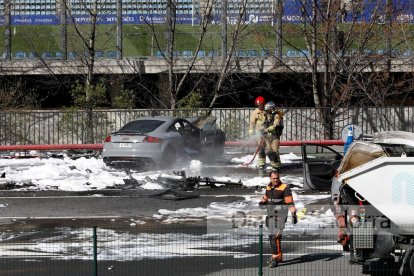 Un dels vehicles s'ha incendiat a causa de l'impacte