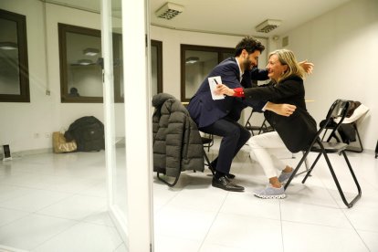 Cerni Escalé s'abraça amb Maria Àngela Aché, candidata per Sant Julià de Lòria.