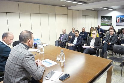 La reunió que ahir van mantenir els ministres Rossell i Torres amb els representants del sector hoteler.