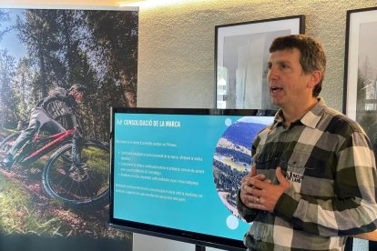 Xabier Ajona, director de Naturland, durant la presentació de la temporada d'estiu