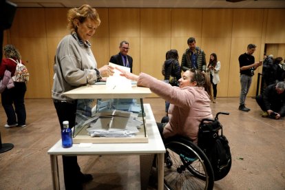 Una dona excerceix el seu dret a vot.