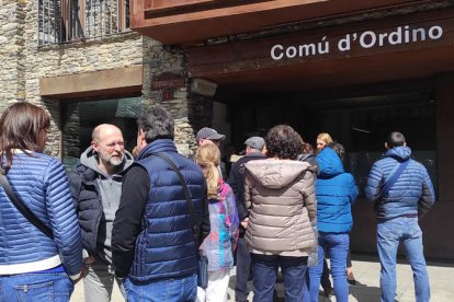 Cues de votants al carrer.