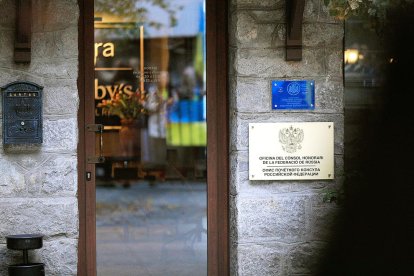 Consolat honorari de Rússia amb la placa identificativa