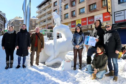 Els guanyadors del concurs amb les autoritats.