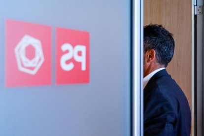 El socialdemòcrata Pere López sortint de la sala de premsa de la seu del PS.