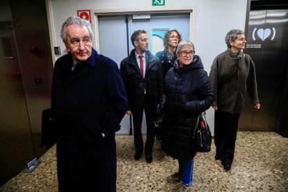 La delegació del PS amb les llistes, ahir a Govern.
