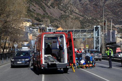 Ferit lleument un motorista en un accident múltiple