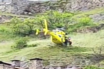 L'helictòpter, durant un dels rescats.