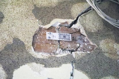 Esquerda a l'entrada del bloc de pisos.