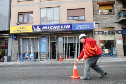 Un operari davant l'edifici desallotjat a Andorra la Vella.