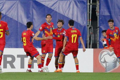 Márcio Vieira, l'autor del gol andorrà, rep la felicitació d'Àlex Martínez, Cucu i Cervós, ahir contra Suïssa.