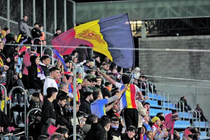 Afició triclor a l'Estadi Nacional.