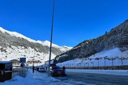 Gent posant cadenes a Incles