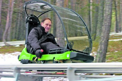 L'aleshores cònsol lauredià, Josep Pintat, prova el nou giny.