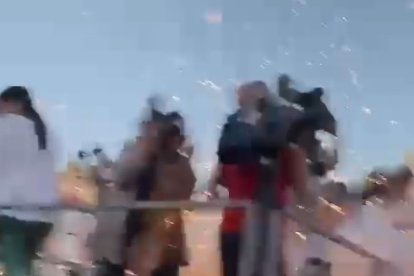 El coet d'inici de festes es desvia i impacta contra els periodistes