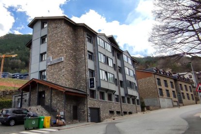 L'hotel Arbella d'Ordino i l'edifici llogat al costat.