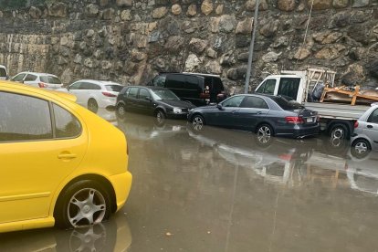 Un pàrquing de Sant Julià inundat