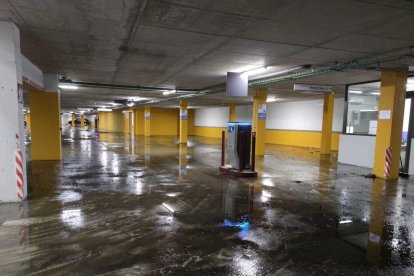 El pàrquing del supermercat després de la inundació