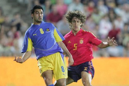 Òscar Sonejee i Carles Puyol, en un moment del partit.