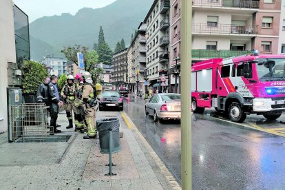 Bombers al transformador inundat a l'avinguda Verge de Canòlich.